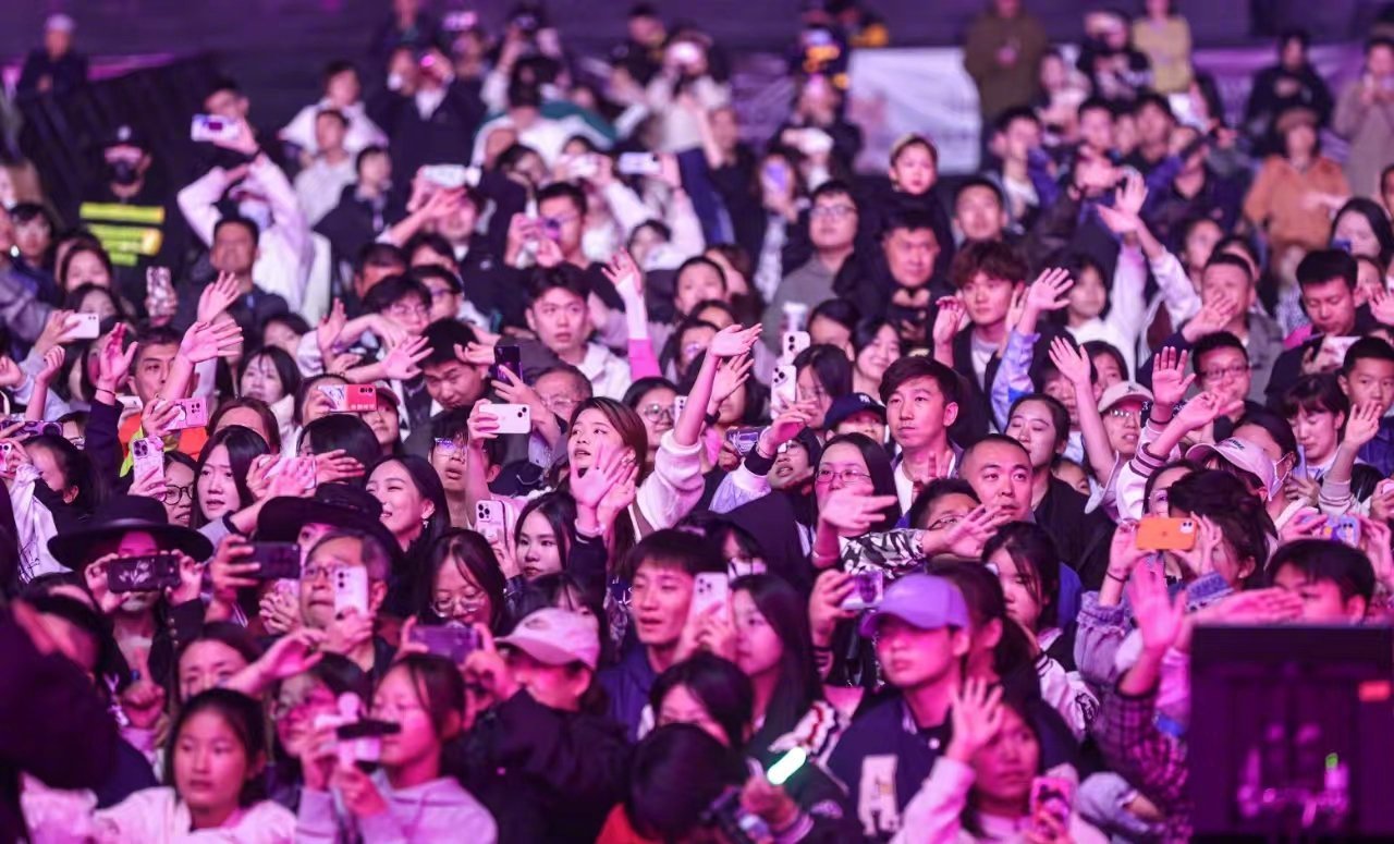 场上节奏明快,观众席欢呼声不绝于耳的简单介绍 场上节奏明快,观众席欢呼声不绝于耳的简单介绍