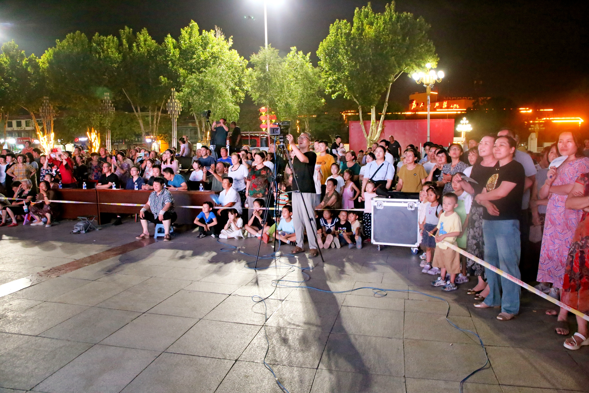 场上节奏明快,观众席欢呼声不绝于耳的简单介绍 场上节奏明快,观众席欢呼声不绝于耳的简单介绍