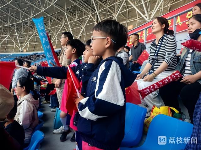 关于热门足球联赛举办新一轮比赛,球迷热情高涨的信息 关于热门足球联赛举办新一轮比赛,球迷热情高涨的信息